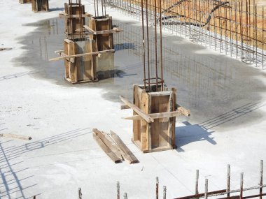 SELANGOR, MALAYSIA - 7 Temmuz 2021: İnşaat alanına monte edilen sütun kütüğü resmi. Çelik takviye çubukları yerleştirilmeye ve içine beton dökülmeye hazır..