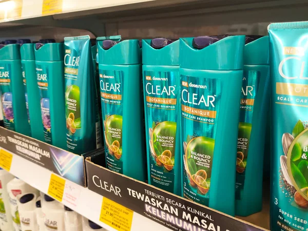 SELANGOR, MALAYSIA -6 Nisan 2022: Plastik şişe ambalajındaki saç şampuanına odaklanmış, süpermarketteki raflarda satışa sunulmuştur. Fiyat etiketi ile etiketlenmiş.