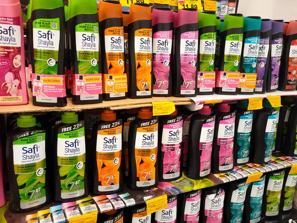 SELANGOR, MALAYSIA -6 Nisan 2022: Plastik şişe ambalajındaki saç şampuanına odaklanmış, süpermarketteki raflarda satışa sunulmuştur. Fiyat etiketi ile etiketlenmiş.