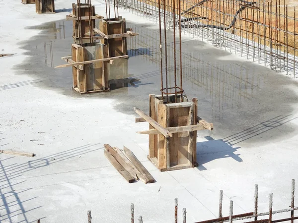 SELANGOR, MALAYSIA - 7 Temmuz 2021: İnşaat alanına monte edilen sütun kütüğü resmi. Çelik takviye çubukları yerleştirilmeye ve içine beton dökülmeye hazır..