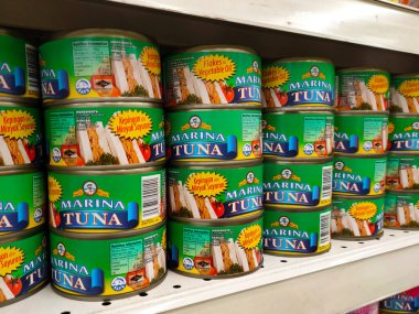 SELANGOR, MALAYSIA -6 Haziran 2021: Kutulardaki ton balığı filetosuna odaklanmış ve süpermarketteki raflarda satışa sunulmuştur. Değişik tat ve tatları var.. 