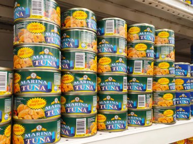 SELANGOR, MALAYSIA -6 Haziran 2021: Kutulardaki ton balığı filetosuna odaklanmış ve süpermarketteki raflarda satışa sunulmuştur. Değişik tat ve tatları var.. 