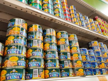 SELANGOR, MALAYSIA -6 Haziran 2021: Kutulardaki ton balığı filetosuna odaklanmış ve süpermarketteki raflarda satışa sunulmuştur. Değişik tat ve tatları var.. 