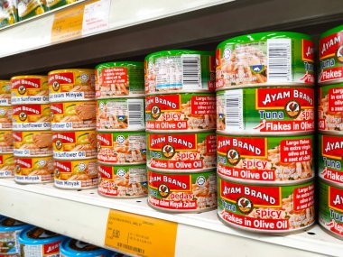 SELANGOR, MALAYSIA -6 Haziran 2021: Kutulardaki ton balığı filetosuna odaklanmış ve süpermarketteki raflarda satışa sunulmuştur. Değişik tat ve tatları var.. 