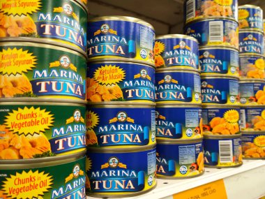 SELANGOR, MALAYSIA -6 Haziran 2021: Kutulardaki ton balığı filetosuna odaklanmış ve süpermarketteki raflarda satışa sunulmuştur. Değişik tat ve tatları var.. 