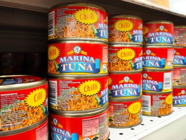 SELANGOR, MALAYSIA -6 Haziran 2021: Kutulardaki ton balığı filetosuna odaklanmış ve süpermarketteki raflarda satışa sunulmuştur. Değişik tat ve tatları var.. 