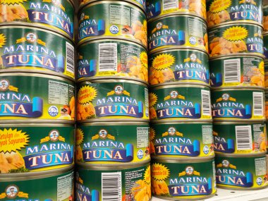 SELANGOR, MALAYSIA -6 Haziran 2021: Kutulardaki ton balığı filetosuna odaklanmış ve süpermarketteki raflarda satışa sunulmuştur. Değişik tat ve tatları var.. 