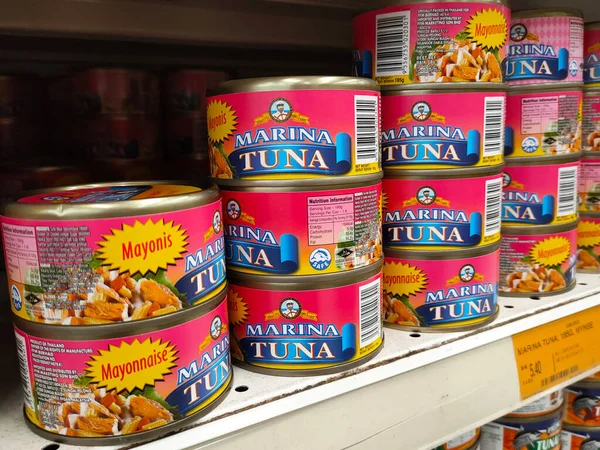 SELANGOR, MALAYSIA -6 Haziran 2021: Kutulardaki ton balığı filetosuna odaklanmış ve süpermarketteki raflarda satışa sunulmuştur. Değişik tat ve tatları var.. 