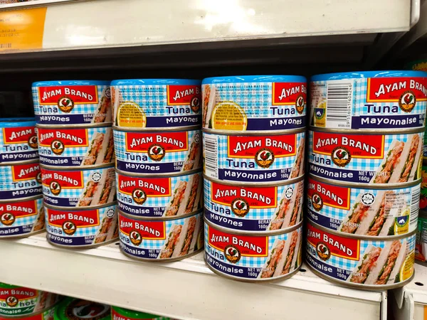 SELANGOR, MALAYSIA -6 Haziran 2021: Kutulardaki ton balığı filetosuna odaklanmış ve süpermarketteki raflarda satışa sunulmuştur. Değişik tat ve tatları var.. 