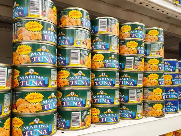 SELANGOR, MALAYSIA -6 Haziran 2021: Kutulardaki ton balığı filetosuna odaklanmış ve süpermarketteki raflarda satışa sunulmuştur. Değişik tat ve tatları var.. 
