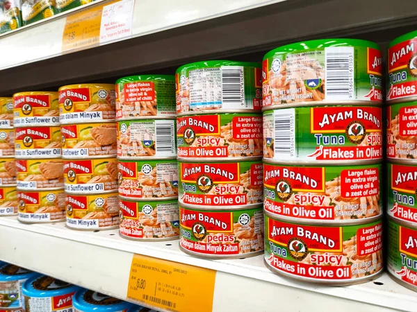 SELANGOR, MALAYSIA -6 Haziran 2021: Kutulardaki ton balığı filetosuna odaklanmış ve süpermarketteki raflarda satışa sunulmuştur. Değişik tat ve tatları var.. 
