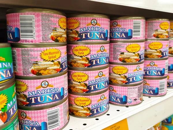 SELANGOR, MALAYSIA -6 Haziran 2021: Kutulardaki ton balığı filetosuna odaklanmış ve süpermarketteki raflarda satışa sunulmuştur. Değişik tat ve tatları var.. 