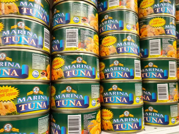 SELANGOR, MALAYSIA -6 Haziran 2021: Kutulardaki ton balığı filetosuna odaklanmış ve süpermarketteki raflarda satışa sunulmuştur. Değişik tat ve tatları var.. 