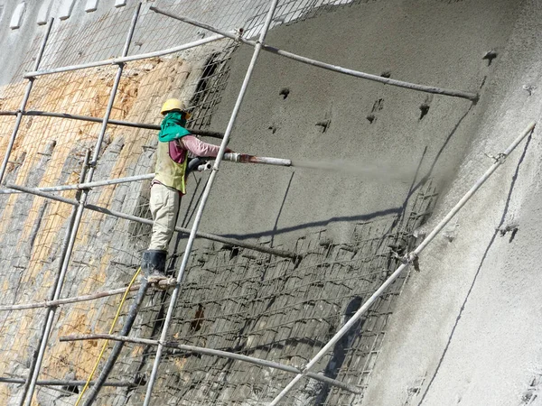 Selangor Malaysia March 建筑工人在斜坡表面喷洒液态混凝土 形成挡土墙层 它的作用是防止斜坡表面的侵蚀 — 图库照片