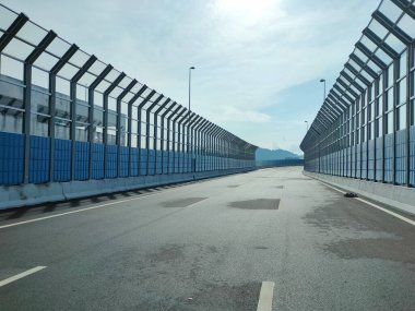 SELANGOR, MALAYSIA - 18 Temmuz 2020: Çevre sakinlerine gürültü kirliliğini önlemek için konutun çevresindeki araç şeridi boyunca gürültü bariyerleri kuruldu.