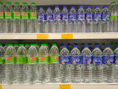 KUALA LUMPUR, MALAYSIA -APRIL 3, 2022: Maden suyu paketlenir ve plastik şişelerde çeşitli markalarla etiketlenir. Süpermarketin içindeki bir rafta sergileniyor. Bir fiyat etiketi ile yerleştirilmiş