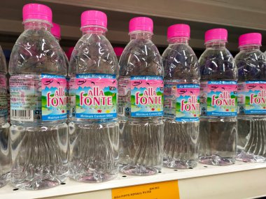 KUALA LUMPUR, MALAYSIA -APRIL 3, 2022: Maden suyu paketlenir ve plastik şişelerde çeşitli markalarla etiketlenir. Süpermarketin içindeki bir rafta sergileniyor. Bir fiyat etiketi ile yerleştirilmiş