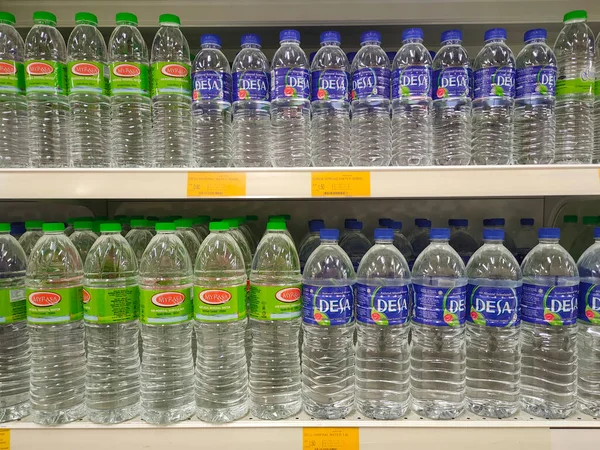 KUALA LUMPUR, MALAYSIA -APRIL 3, 2022: Maden suyu paketlenir ve plastik şişelerde çeşitli markalarla etiketlenir. Süpermarketin içindeki bir rafta sergileniyor. Bir fiyat etiketi ile yerleştirilmiş
