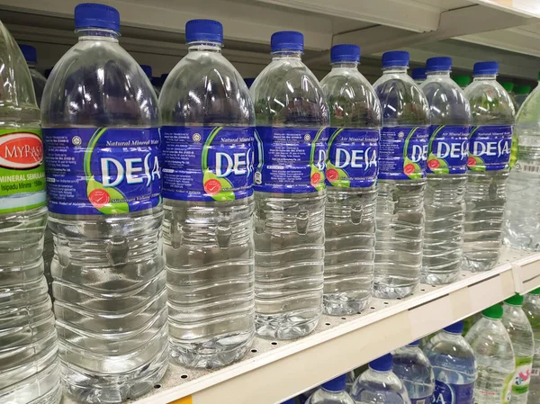 Kuala Lumpur Malaysia April 2022 Mineral Water Packaged Plastic Bottles — Stockfoto