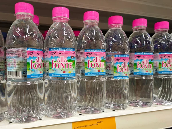 KUALA LUMPUR, MALAYSIA -APRIL 3, 2022: Maden suyu paketlenir ve plastik şişelerde çeşitli markalarla etiketlenir. Süpermarketin içindeki bir rafta sergileniyor. Bir fiyat etiketi ile yerleştirilmiş