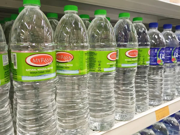 KUALA LUMPUR, MALAYSIA -APRIL 3, 2022: Maden suyu paketlenir ve plastik şişelerde çeşitli markalarla etiketlenir. Süpermarketin içindeki bir rafta sergileniyor. Bir fiyat etiketi ile yerleştirilmiş
