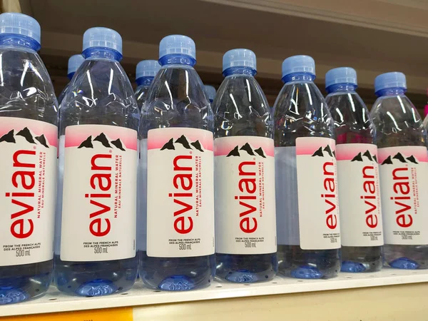 KUALA LUMPUR, MALAYSIA -APRIL 3, 2022: Maden suyu paketlenir ve plastik şişelerde çeşitli markalarla etiketlenir. Süpermarketin içindeki bir rafta sergileniyor. Bir fiyat etiketi ile yerleştirilmiş