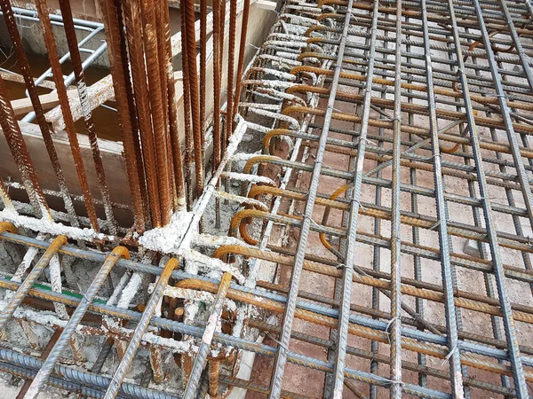 マレーシア セランゴール州 2022年5月3日 鉄筋コンクリート工事用の鉄筋が 天候や水蒸気にさらされた後 錆び始めました 未治療のまま放置すると抑制に影響します — ストック写真