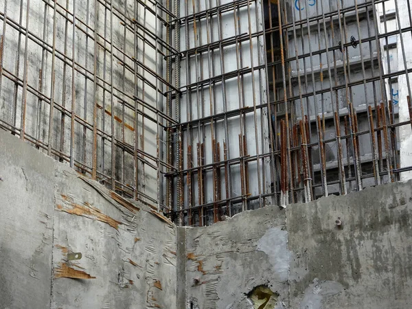 SELANGOR, MALAYSIA - 3 Mayıs 2022: Güçlendirilmiş beton inşaat için çelik takviye çubukları hava ve su buharına maruz kaldıktan sonra paslanmaya başladı. Tedavi edilmezse demiri etkileyebilir.