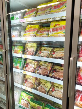 SELANGOR, MALAYSIA - 5 Mart 2022: dondurucu içinde hamur işleri ve donmuş gıda. Mağazada satışta. Dondurucunun önünde müşterilerin seçim yapmasını kolaylaştıran camlar var..