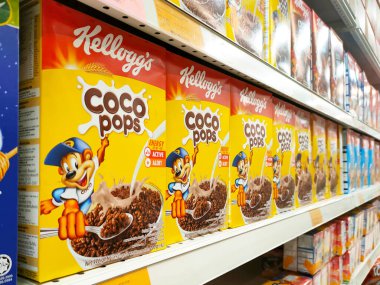 SELANGOR, MALAYSIA - 1 Mayıs 2022: Kahvaltı olarak çeşitli markalardan çeşitli aromalı mısır gevrekleri. Ticari bir kutuda paketlenmiş ve müşteriler için sergileniyor. Fiyat etiketi ile işaretlenmiş.