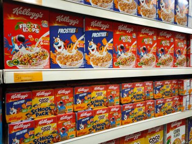 SELANGOR, MALAYSIA - 1 Mayıs 2022: Kahvaltı olarak çeşitli markalardan çeşitli aromalı mısır gevrekleri. Ticari bir kutuda paketlenmiş ve müşteriler için sergileniyor. Fiyat etiketi ile işaretlenmiş.