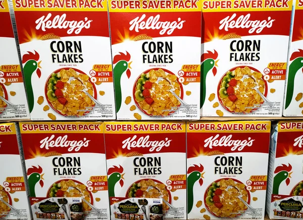 SELANGOR, MALAYSIA - 1 Mayıs 2022: Kahvaltı olarak çeşitli markalardan çeşitli aromalı mısır gevrekleri. Ticari bir kutuda paketlenmiş ve müşteriler için sergileniyor. Fiyat etiketi ile işaretlenmiş.