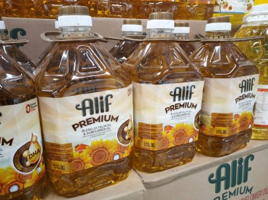SELANGOR, MALAYSIA 7 MAYIS 2022: ticari plastik şişelerde satılık kanola yağı ve ayçiçeği yağı. Markaya göre etiketlenmiş ve fiyat etiketi var..