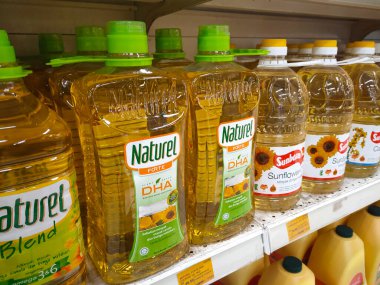 SELANGOR, MALAYSIA 7 MAYIS 2022: ticari plastik şişelerde satılık kanola yağı ve ayçiçeği yağı. Markaya göre etiketlenmiş ve fiyat etiketi var..