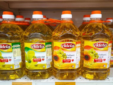 SELANGOR, MALAYSIA 7 MAYIS 2022: ticari plastik şişelerde satılık kanola yağı ve ayçiçeği yağı. Markaya göre etiketlenmiş ve fiyat etiketi var..