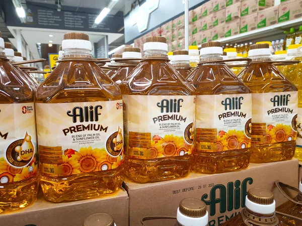 SELANGOR, MALAYSIA 7 MAYIS 2022: ticari plastik şişelerde satılık kanola yağı ve ayçiçeği yağı. Markaya göre etiketlenmiş ve fiyat etiketi var..