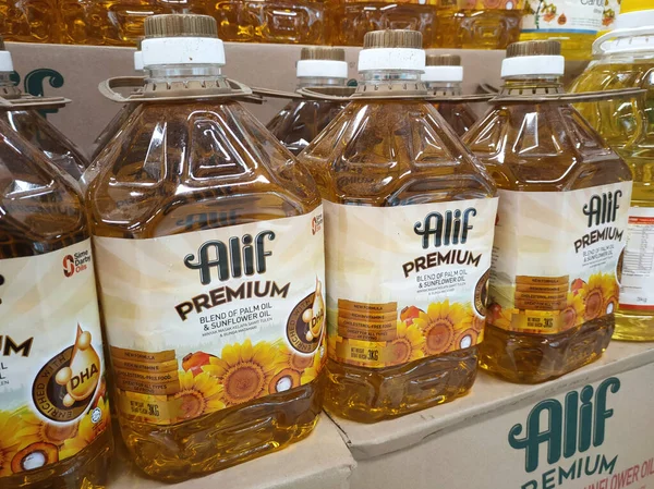 SELANGOR, MALAYSIA 7 MAYIS 2022: ticari plastik şişelerde satılık kanola yağı ve ayçiçeği yağı. Markaya göre etiketlenmiş ve fiyat etiketi var..