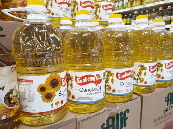 SELANGOR, MALAYSIA 7 MAYIS 2022: ticari plastik şişelerde satılık kanola yağı ve ayçiçeği yağı. Markaya göre etiketlenmiş ve fiyat etiketi var..