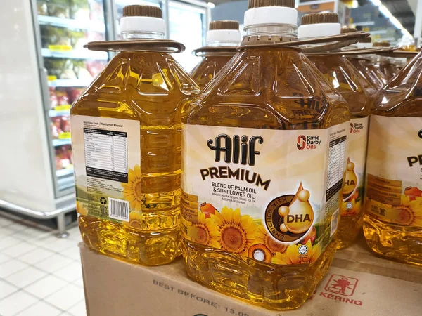 SELANGOR, MALAYSIA 7 MAYIS 2022: ticari plastik şişelerde satılık kanola yağı ve ayçiçeği yağı. Markaya göre etiketlenmiş ve fiyat etiketi var..