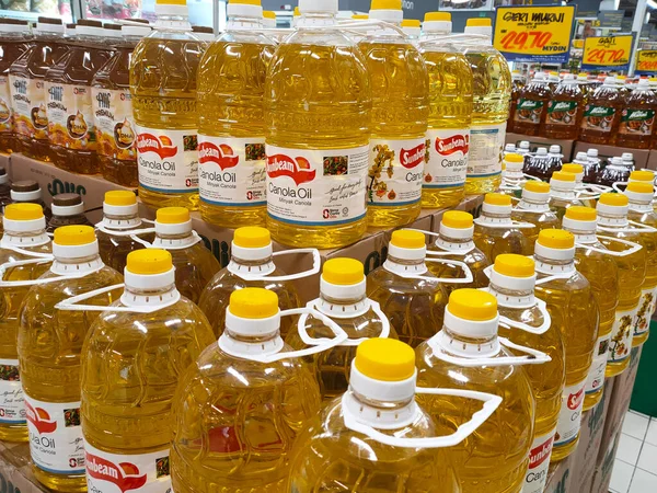 SELANGOR, MALAYSIA 7 MAYIS 2022: ticari plastik şişelerde satılık kanola yağı ve ayçiçeği yağı. Markaya göre etiketlenmiş ve fiyat etiketi var..