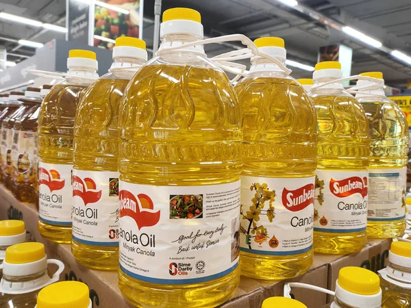 SELANGOR, MALAYSIA 7 MAYIS 2022: ticari plastik şişelerde satılık kanola yağı ve ayçiçeği yağı. Markaya göre etiketlenmiş ve fiyat etiketi var..
