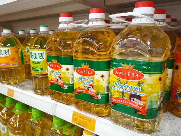 SELANGOR, MALAYSIA 7 MAYIS 2022: ticari plastik şişelerde satılık kanola yağı ve ayçiçeği yağı. Markaya göre etiketlenmiş ve fiyat etiketi var..