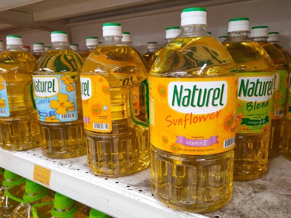 SELANGOR, MALAYSIA 7 MAYIS 2022: ticari plastik şişelerde satılık kanola yağı ve ayçiçeği yağı. Markaya göre etiketlenmiş ve fiyat etiketi var..