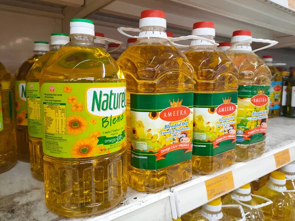 SELANGOR, MALAYSIA 7 MAYIS 2022: ticari plastik şişelerde satılık kanola yağı ve ayçiçeği yağı. Markaya göre etiketlenmiş ve fiyat etiketi var..