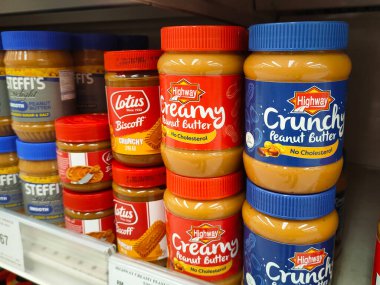 SELANGOR, MALAYSIA - 24 Mayıs 2022: Ticari şişelerdeki fıstık ezmesi mağazalarda satışta. Müşteri kolaylığı için etiketlenmiş marka ve fiyatla etiketlenmiş.