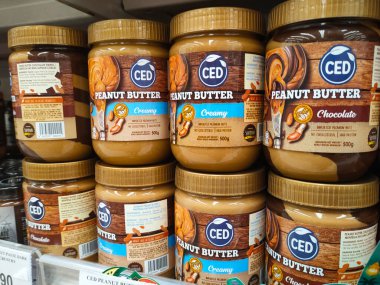 SELANGOR, MALAYSIA - 24 Mayıs 2022: Ticari şişelerdeki fıstık ezmesi mağazalarda satışta. Müşteri kolaylığı için etiketlenmiş marka ve fiyatla etiketlenmiş.