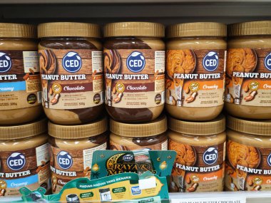 SELANGOR, MALAYSIA - 24 Mayıs 2022: Ticari şişelerdeki fıstık ezmesi mağazalarda satışta. Müşteri kolaylığı için etiketlenmiş marka ve fiyatla etiketlenmiş.