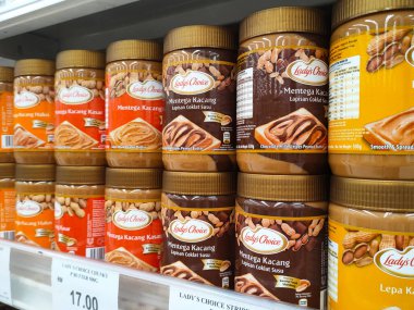 SELANGOR, MALAYSIA - 24 Mayıs 2022: Ticari şişelerdeki fıstık ezmesi mağazalarda satışta. Müşteri kolaylığı için etiketlenmiş marka ve fiyatla etiketlenmiş.