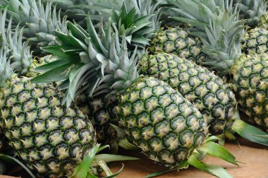 MALACCA, MALAYSIA -ECTOBER 01, 2016: Ekin ananas meyveleri toplandı ve satışa sunuldu. Tatlıdır ve yalnız yenmeye ya da pişirilmeye uygundur.