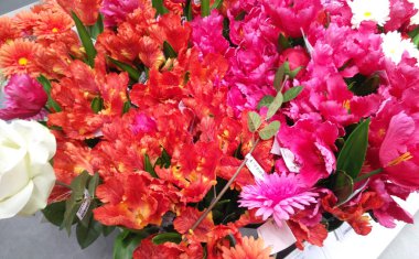 DAMANSARA, MALAYSIA - Eylül 29, 2016: Çeşitli renklerde yapay çiçekler AVM 'de satışa sunuldu. 